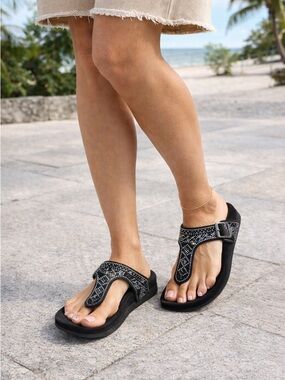 Pesaro Claire Black Rhinestone Sandals Thong Comfort Size 8 Women